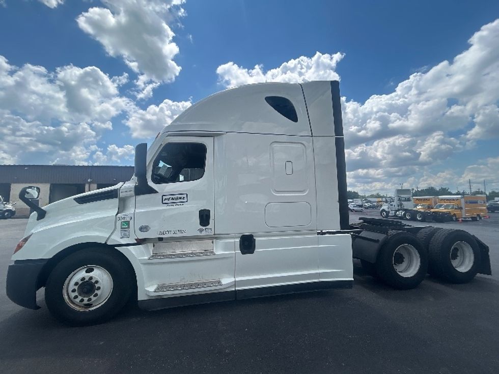 Sleeper Tractor-Heavy Duty Tractors-Freightliner-2022-T12664ST-Louisville-KY-385,036\n\t\tmiles-$ 85,500 - Image 4