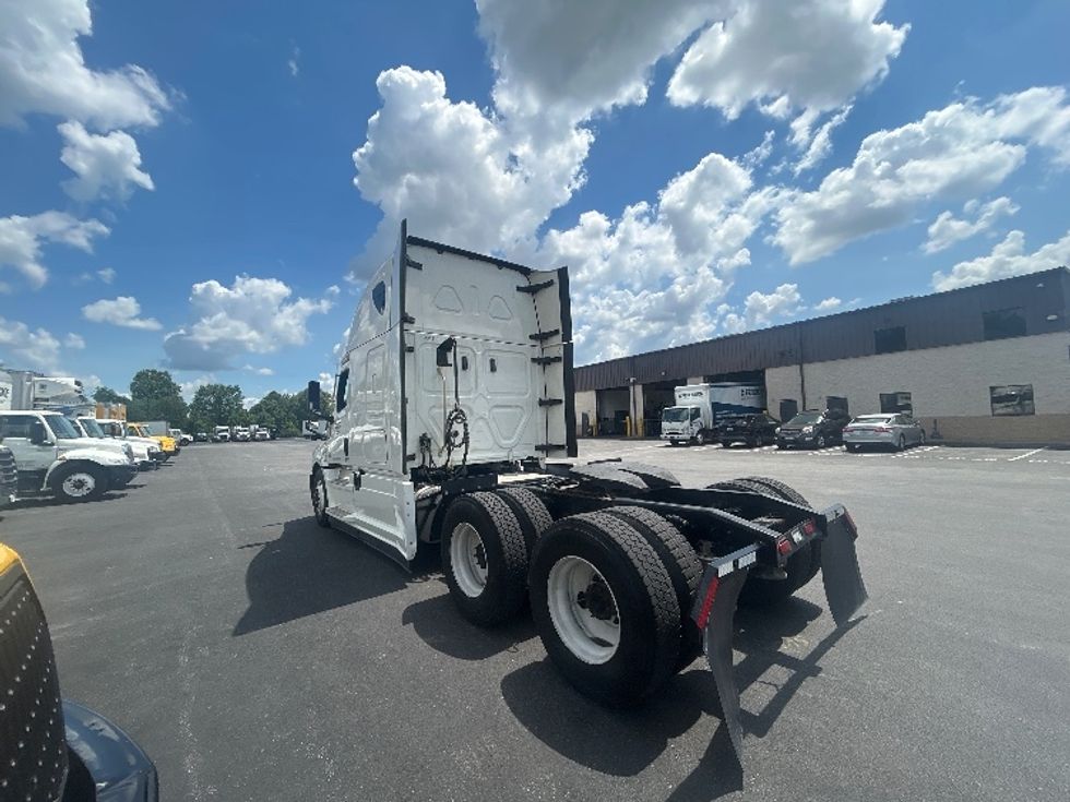Sleeper Tractor-Heavy Duty Tractors-Freightliner-2022-T12664ST-Louisville-KY-385,036\n\t\tmiles-$ 85,500 - Image 5