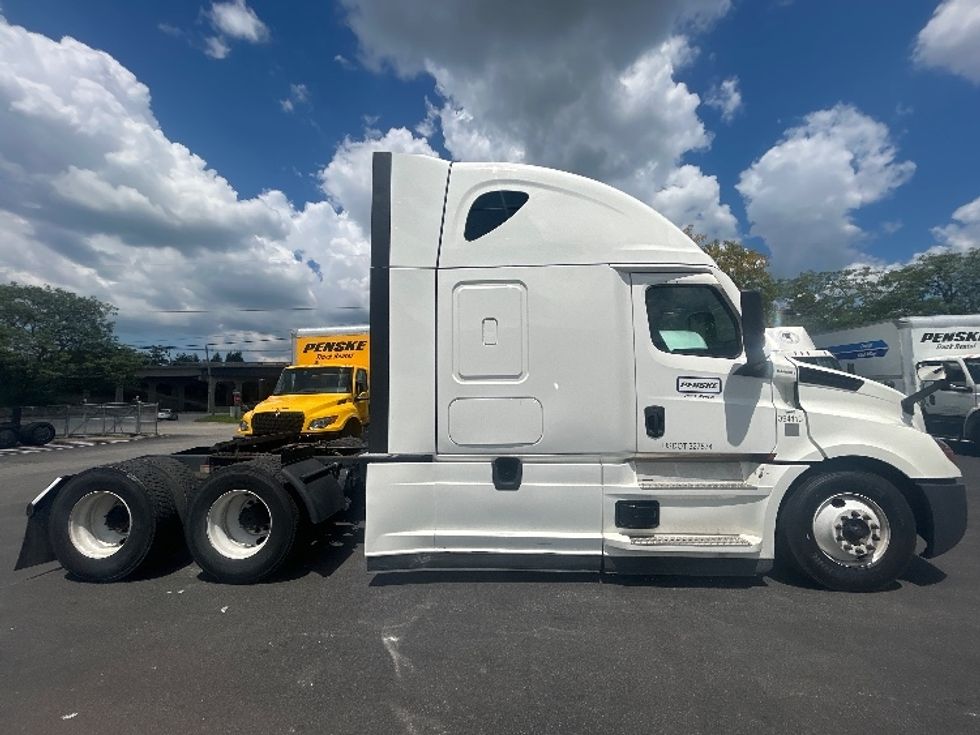 Sleeper Tractor-Heavy Duty Tractors-Freightliner-2022-T12664ST-Louisville-KY-385,036\n\t\tmiles-$ 85,500 - Image 8