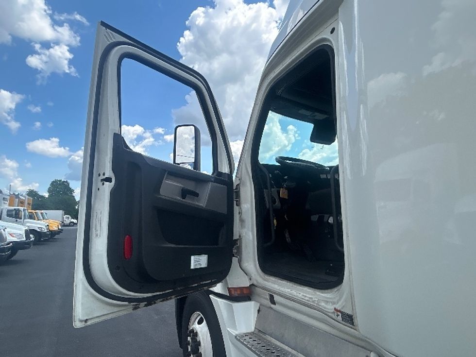 Sleeper Tractor-Heavy Duty Tractors-Freightliner-2022-T12664ST-Louisville-KY-385,036\n\t\tmiles-$ 85,500 - Image 9