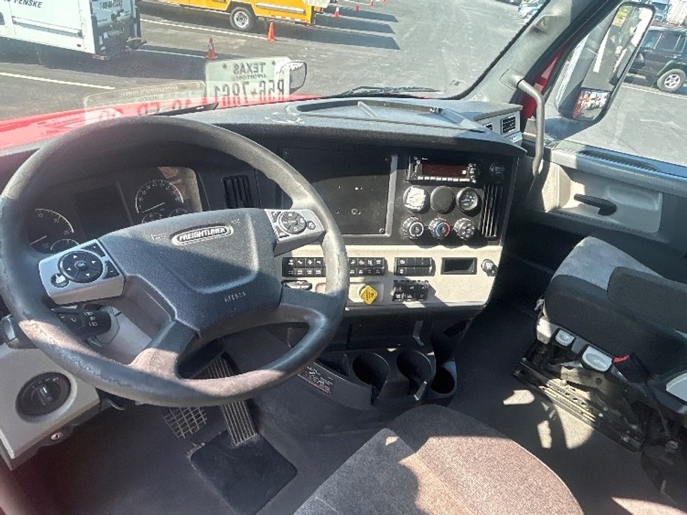 Sleeper Tractor-Heavy Duty Tractors-Freightliner-2022-T12664ST-Louisville-KY-463,339\n\t\tmiles-$ 78,250 - Image 10