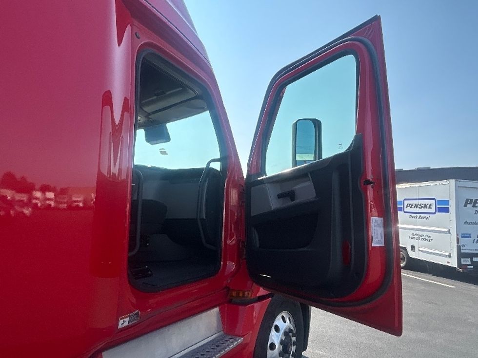 Sleeper Tractor-Heavy Duty Tractors-Freightliner-2022-T12664ST-Louisville-KY-463,339\n\t\tmiles-$ 78,250 - Image 13