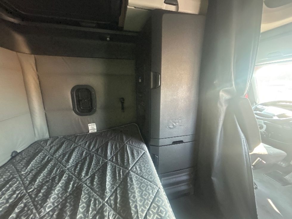 Sleeper Tractor-Heavy Duty Tractors-Freightliner-2022-T12664ST-Louisville-KY-463,339\n\t\tmiles-$ 78,250 - Image 18