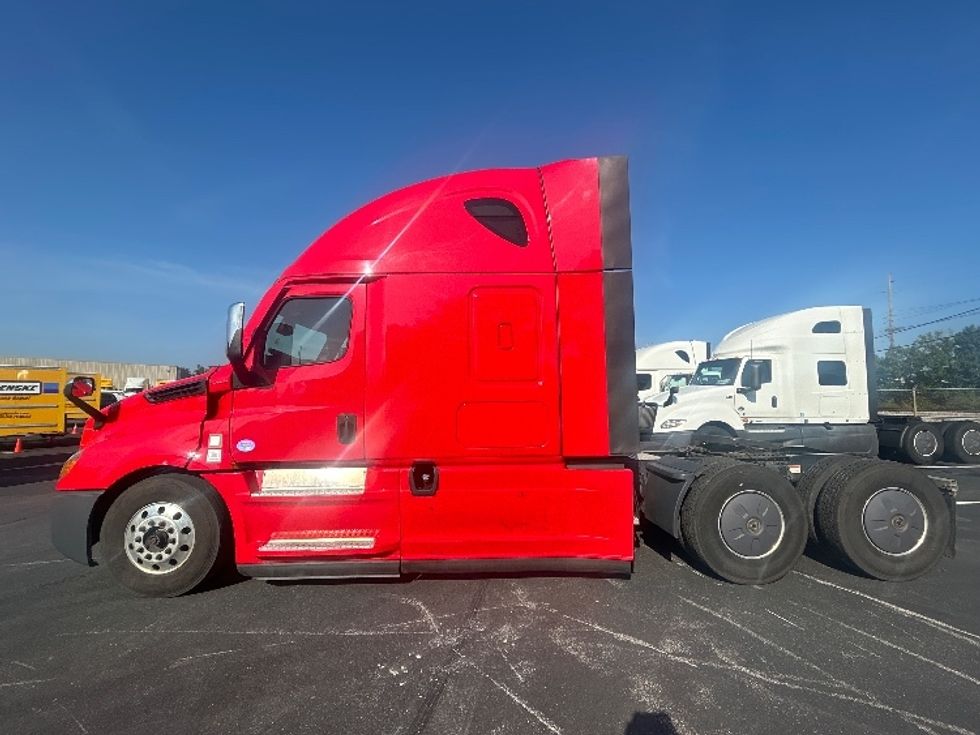 Sleeper Tractor-Heavy Duty Tractors-Freightliner-2022-T12664ST-Louisville-KY-463,339\n\t\tmiles-$ 78,250 - Image 4