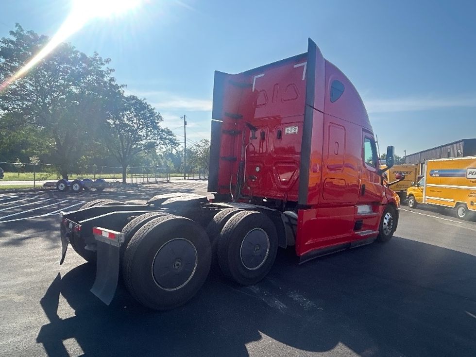 Sleeper Tractor-Heavy Duty Tractors-Freightliner-2022-T12664ST-Louisville-KY-463,339\n\t\tmiles-$ 78,250 - Image 7