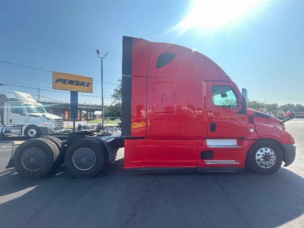 Sleeper Tractor-Heavy Duty Tractors-Freightliner-2022-T12664ST-Louisville-KY-463,339\n\t\tmiles-$ 78,250 - Image 8