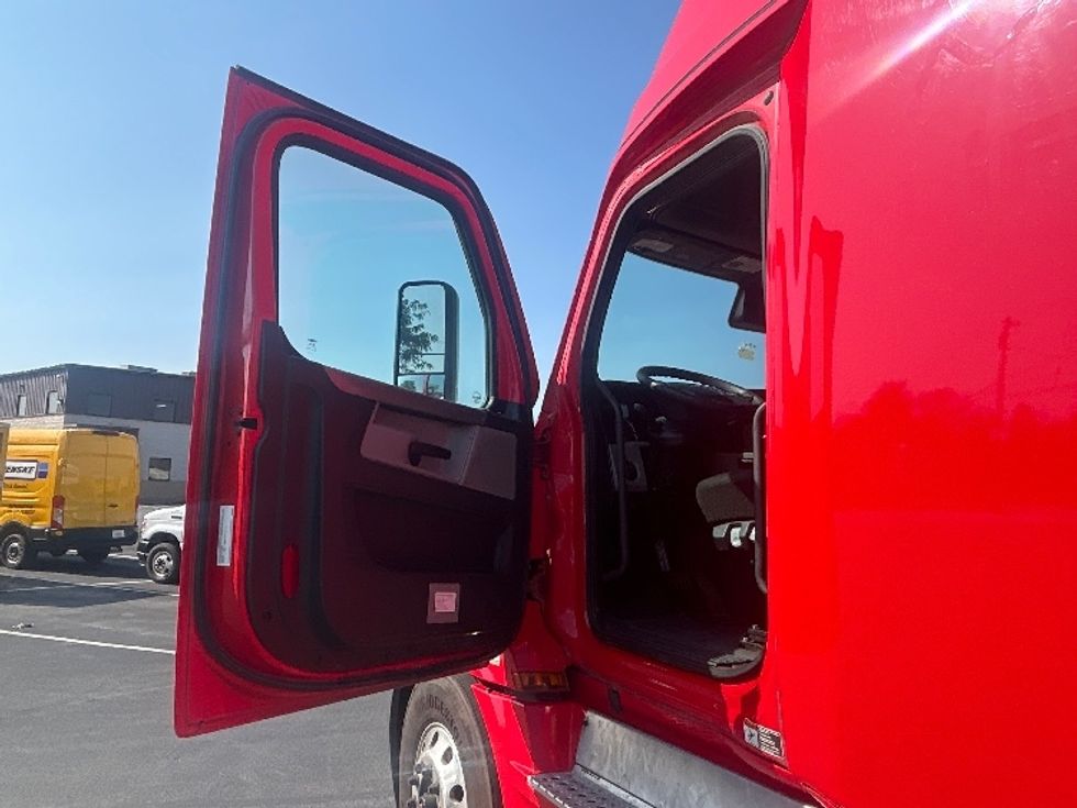 Sleeper Tractor-Heavy Duty Tractors-Freightliner-2022-T12664ST-Louisville-KY-463,339\n\t\tmiles-$ 78,250 - Image 9