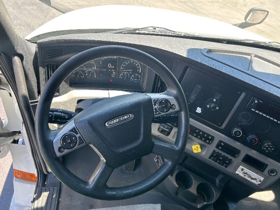 Sleeper Tractor-Heavy Duty Tractors-Freightliner-2022-T12664ST-Louisville-KY-463,386\n\t\tmiles-$ 73,500 - Image 11