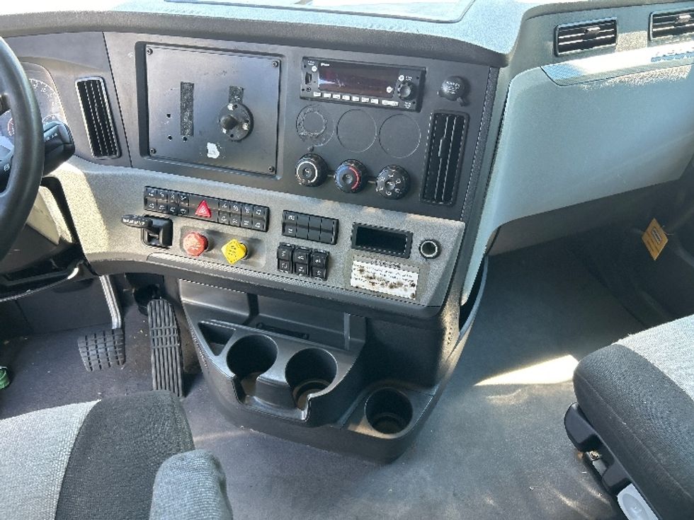 Sleeper Tractor-Heavy Duty Tractors-Freightliner-2022-T12664ST-Louisville-KY-463,386\n\t\tmiles-$ 73,500 - Image 12