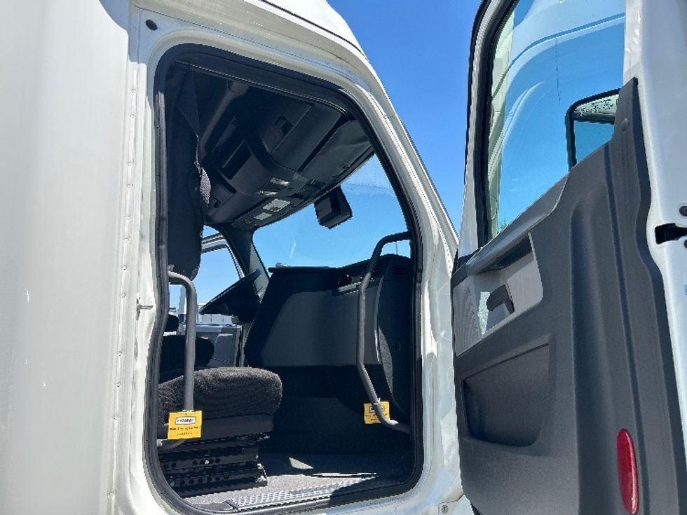 Sleeper Tractor-Heavy Duty Tractors-Freightliner-2022-T12664ST-Louisville-KY-463,386\n\t\tmiles-$ 73,500 - Image 13