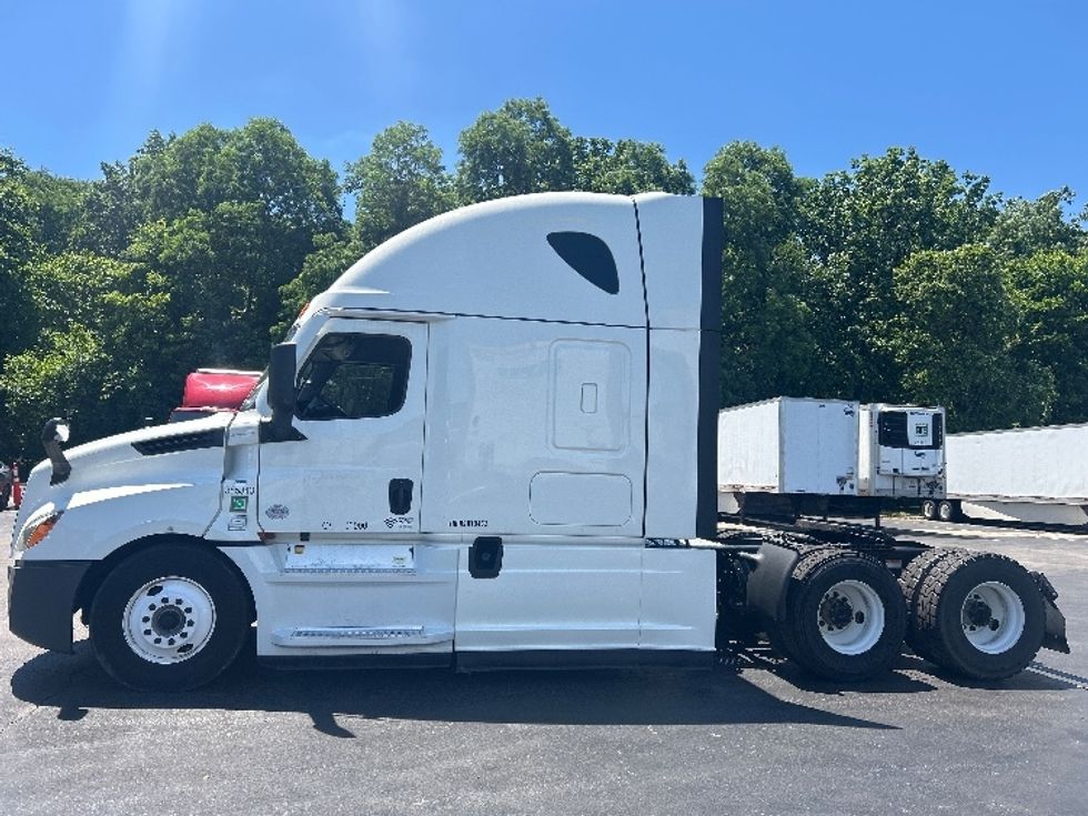 Sleeper Tractor-Heavy Duty Tractors-Freightliner-2022-T12664ST-Louisville-KY-463,386\n\t\tmiles-$ 73,500 - Image 4