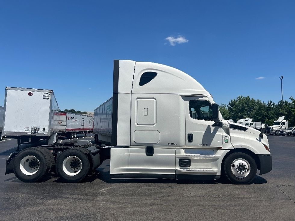 Sleeper Tractor-Heavy Duty Tractors-Freightliner-2022-T12664ST-Louisville-KY-463,386\n\t\tmiles-$ 73,500 - Image 8