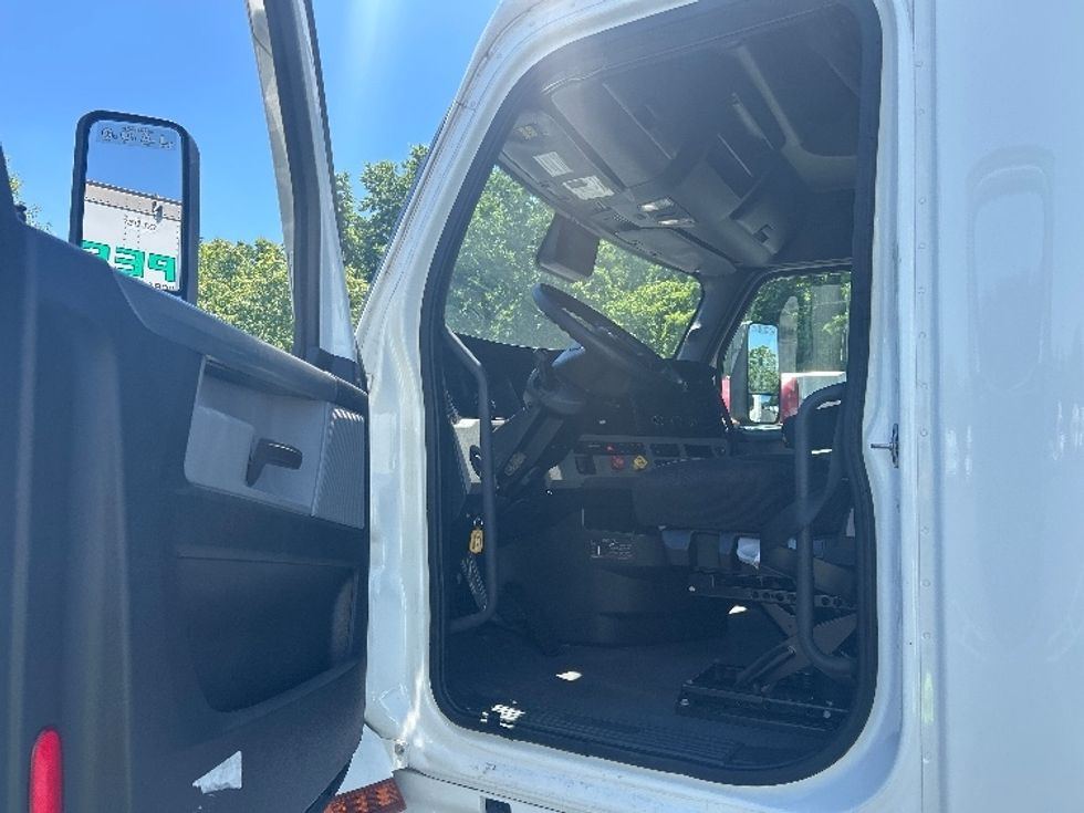Sleeper Tractor-Heavy Duty Tractors-Freightliner-2022-T12664ST-Louisville-KY-463,386\n\t\tmiles-$ 73,500 - Image 9