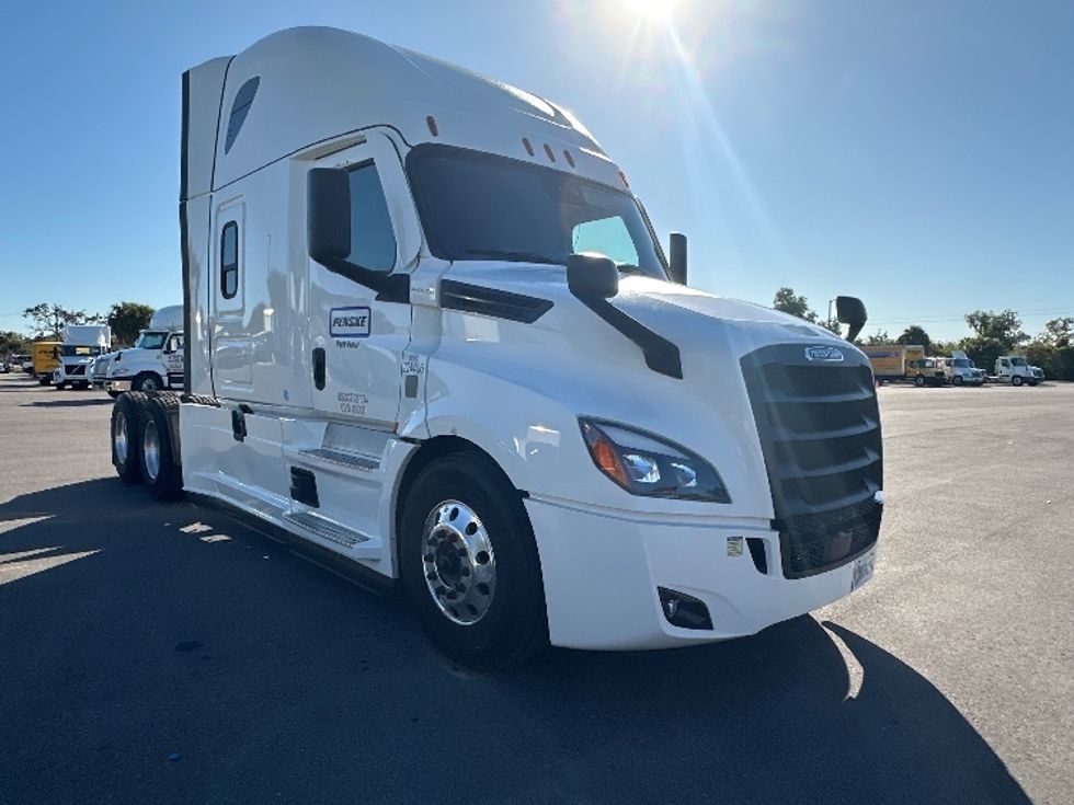 Sleeper Tractor-Heavy Duty Tractors-Freightliner-2022-T12664ST-Louisville-KY-484,428\n\t\tmiles-$ 77,000 - Image 1