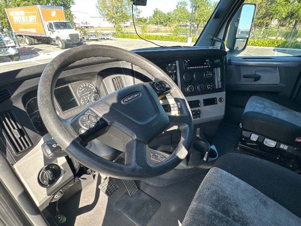 Sleeper Tractor-Heavy Duty Tractors-Freightliner-2022-T12664ST-Louisville-KY-484,428\n\t\tmiles-$ 77,000 - Image 10