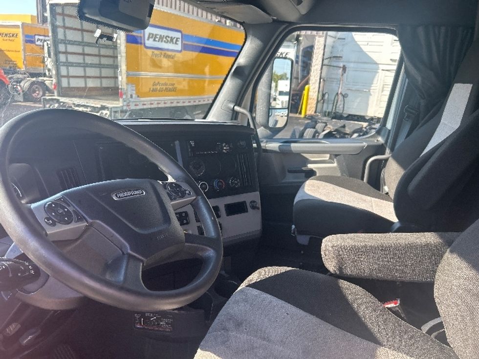 Sleeper Tractor-Heavy Duty Tractors-Freightliner-2022-T12664ST-Louisville-KY-484,788\n\t\tmiles-$ 70,000 - Image 10