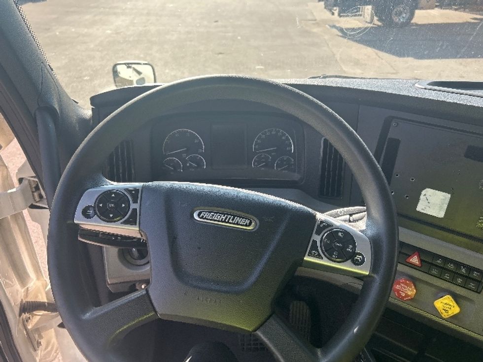 Sleeper Tractor-Heavy Duty Tractors-Freightliner-2022-T12664ST-Louisville-KY-484,788\n\t\tmiles-$ 70,000 - Image 11