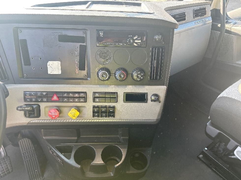 Sleeper Tractor-Heavy Duty Tractors-Freightliner-2022-T12664ST-Louisville-KY-484,788\n\t\tmiles-$ 70,000 - Image 12
