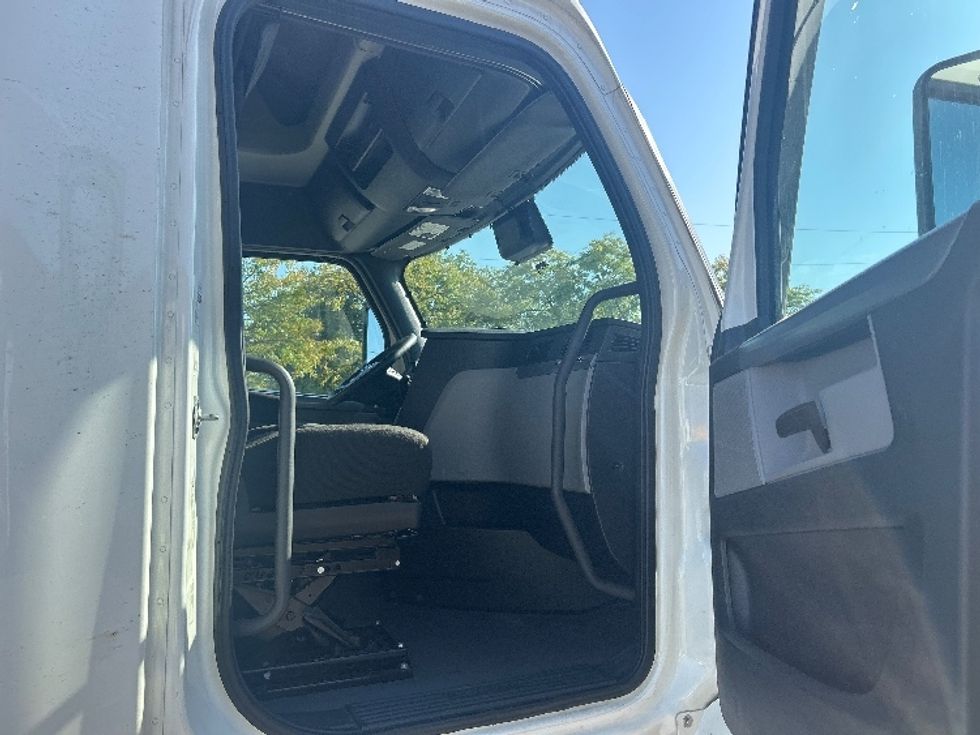 Sleeper Tractor-Heavy Duty Tractors-Freightliner-2022-T12664ST-Louisville-KY-484,788\n\t\tmiles-$ 70,000 - Image 13