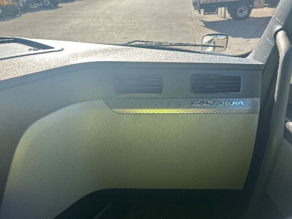 Sleeper Tractor-Heavy Duty Tractors-Freightliner-2022-T12664ST-Louisville-KY-484,788\n\t\tmiles-$ 70,000 - Image 14