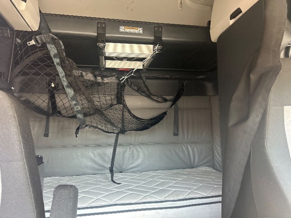 Sleeper Tractor-Heavy Duty Tractors-Freightliner-2022-T12664ST-Louisville-KY-484,788\n\t\tmiles-$ 70,000 - Image 16