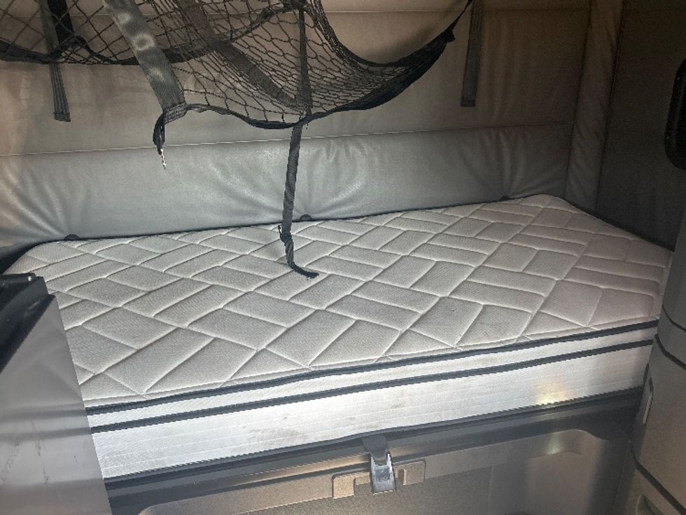 Sleeper Tractor-Heavy Duty Tractors-Freightliner-2022-T12664ST-Louisville-KY-484,788\n\t\tmiles-$ 70,000 - Image 17