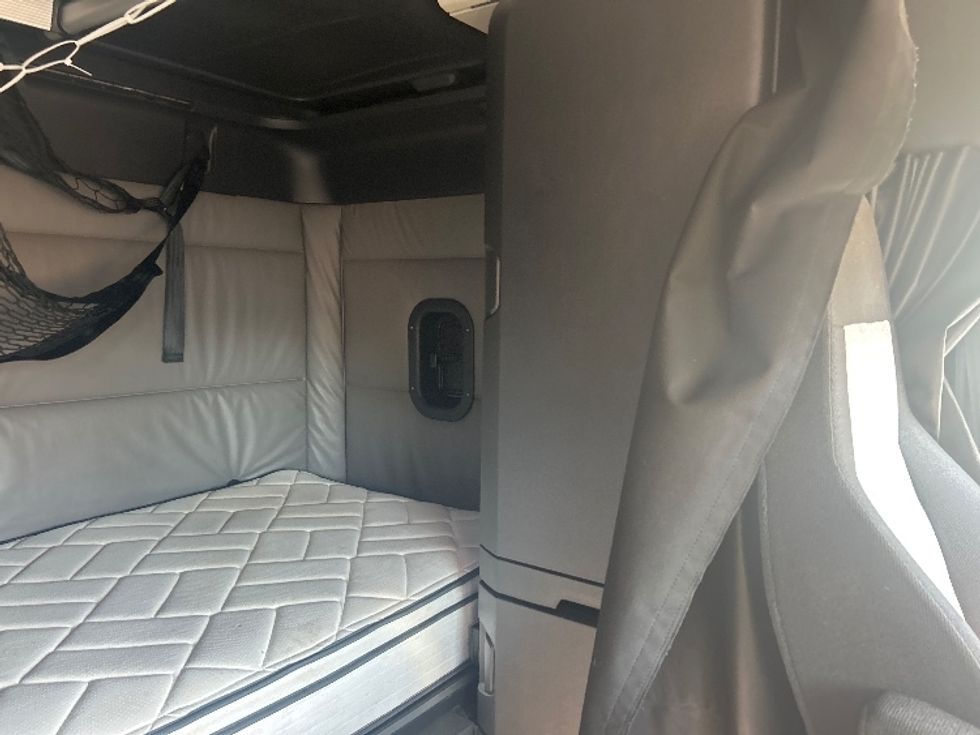 Sleeper Tractor-Heavy Duty Tractors-Freightliner-2022-T12664ST-Louisville-KY-484,788\n\t\tmiles-$ 70,000 - Image 18