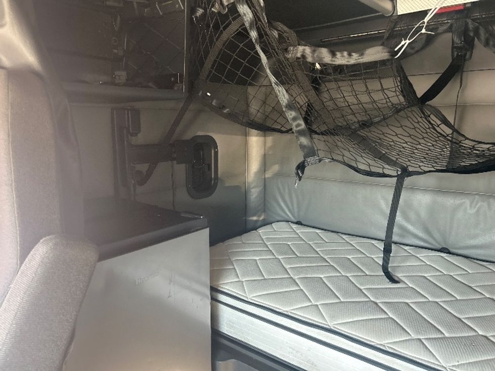 Sleeper Tractor-Heavy Duty Tractors-Freightliner-2022-T12664ST-Louisville-KY-484,788\n\t\tmiles-$ 70,000 - Image 19