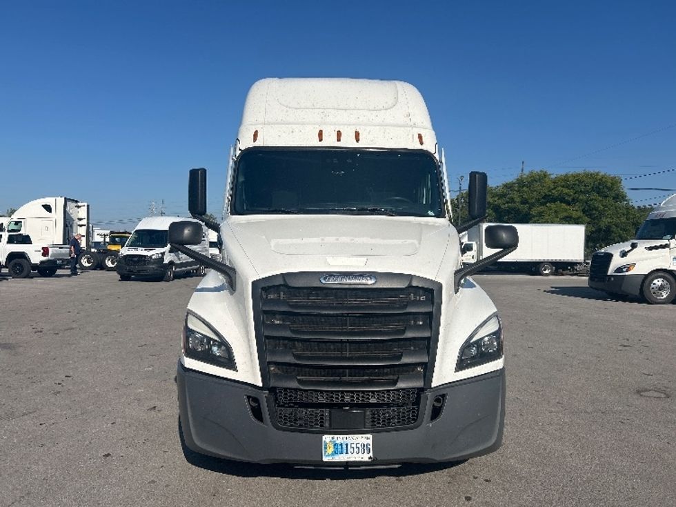Sleeper Tractor-Heavy Duty Tractors-Freightliner-2022-T12664ST-Louisville-KY-484,788\n\t\tmiles-$ 70,000 - Image 2