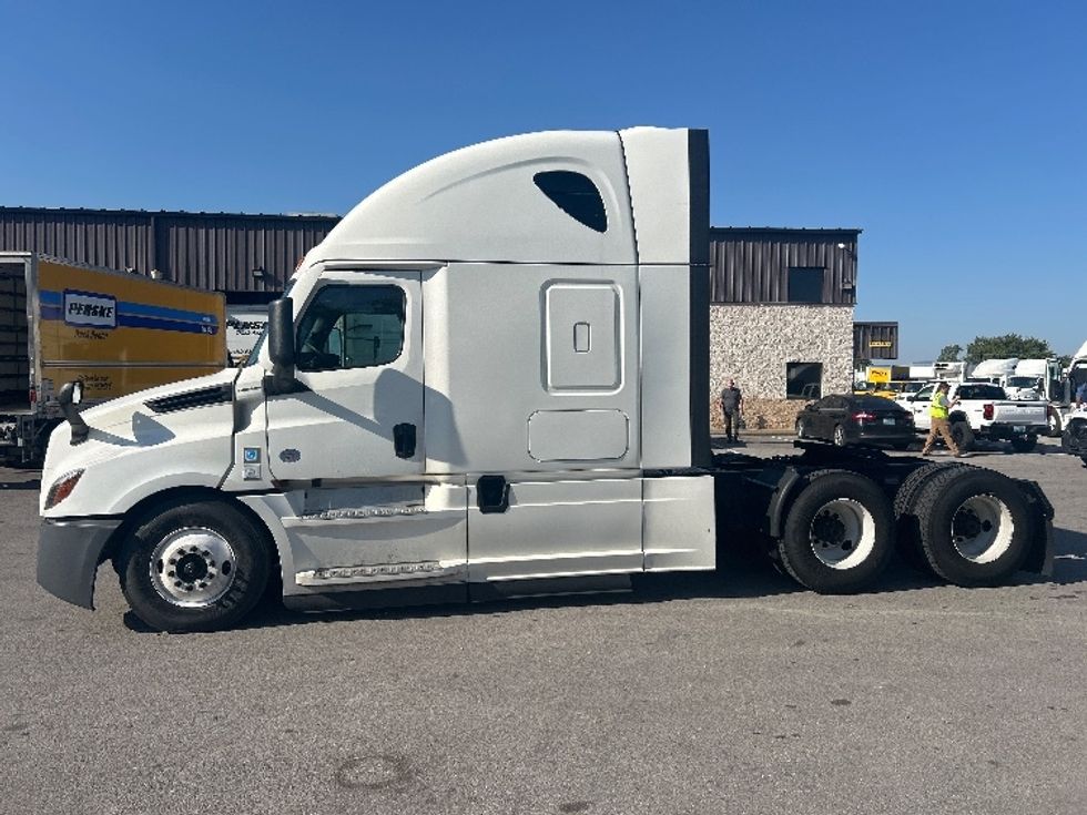 Sleeper Tractor-Heavy Duty Tractors-Freightliner-2022-T12664ST-Louisville-KY-484,788\n\t\tmiles-$ 70,000 - Image 4