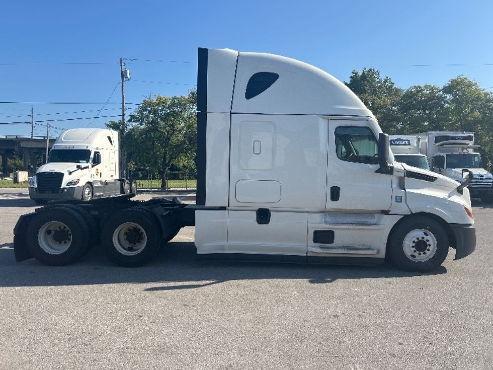 Sleeper Tractor-Heavy Duty Tractors-Freightliner-2022-T12664ST-Louisville-KY-484,788\n\t\tmiles-$ 70,000 - Image 8