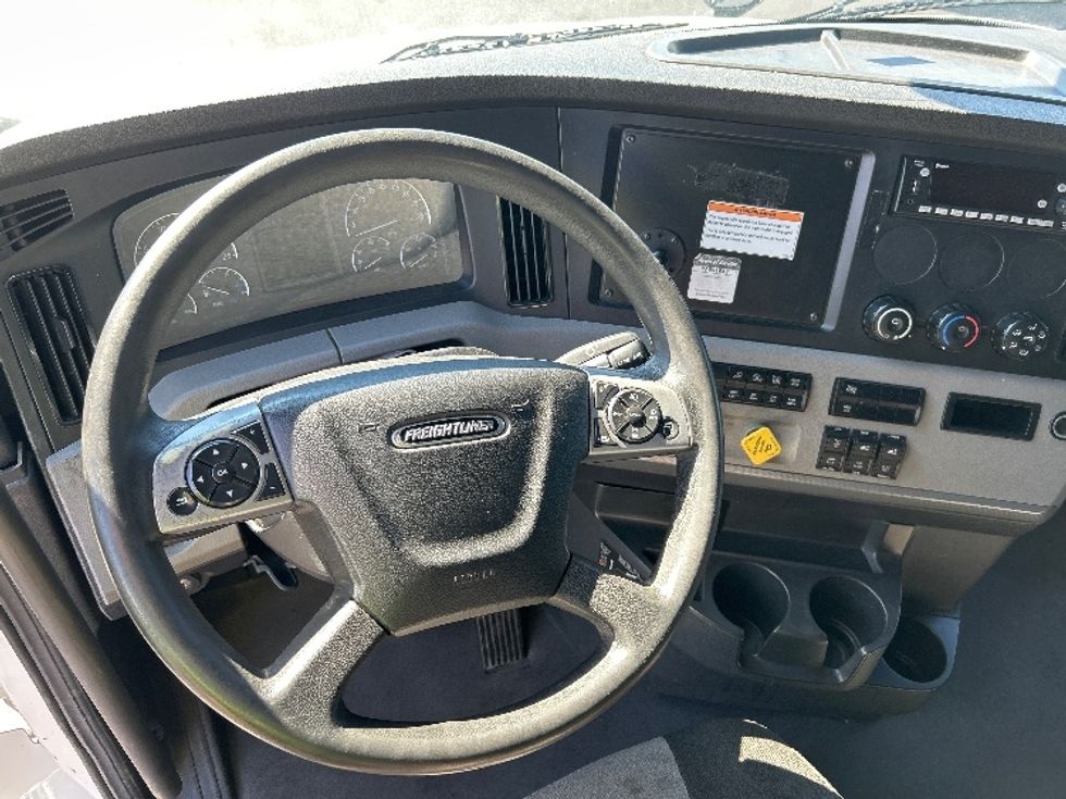 Sleeper Tractor-Heavy Duty Tractors-Freightliner-2022-T12664ST-Louisville-KY-494,249\n\t\tmiles-$ 68,250 - Image 10