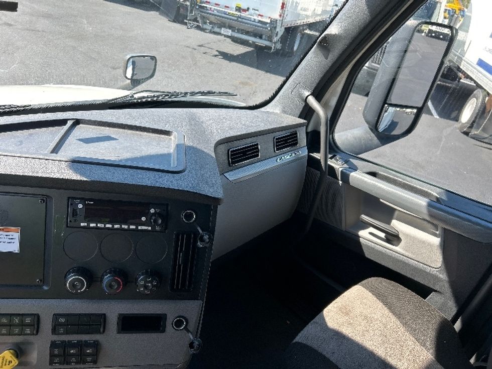 Sleeper Tractor-Heavy Duty Tractors-Freightliner-2022-T12664ST-Louisville-KY-494,249\n\t\tmiles-$ 68,250 - Image 12