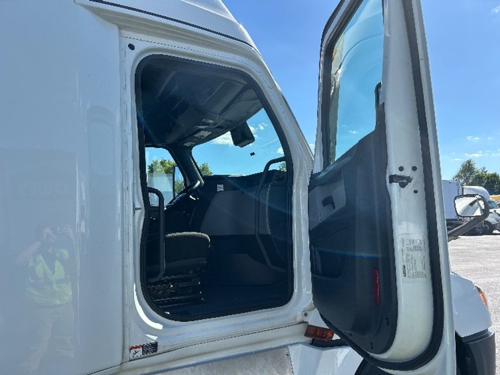 Sleeper Tractor-Heavy Duty Tractors-Freightliner-2022-T12664ST-Louisville-KY-494,249\n\t\tmiles-$ 68,250 - Image 13