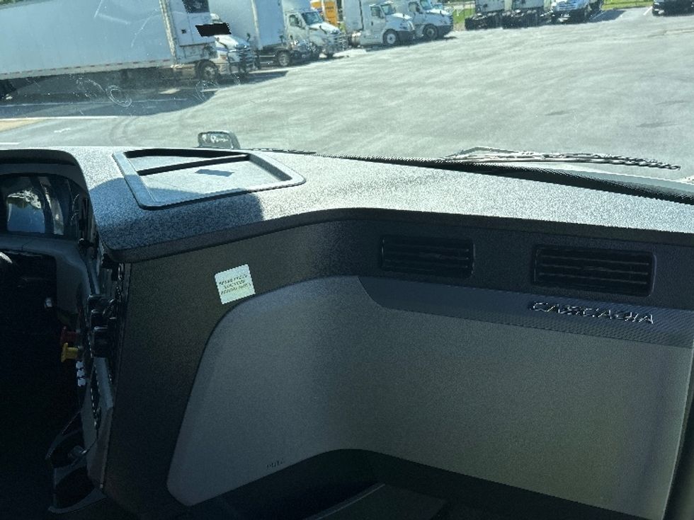 Sleeper Tractor-Heavy Duty Tractors-Freightliner-2022-T12664ST-Louisville-KY-494,249\n\t\tmiles-$ 68,250 - Image 14