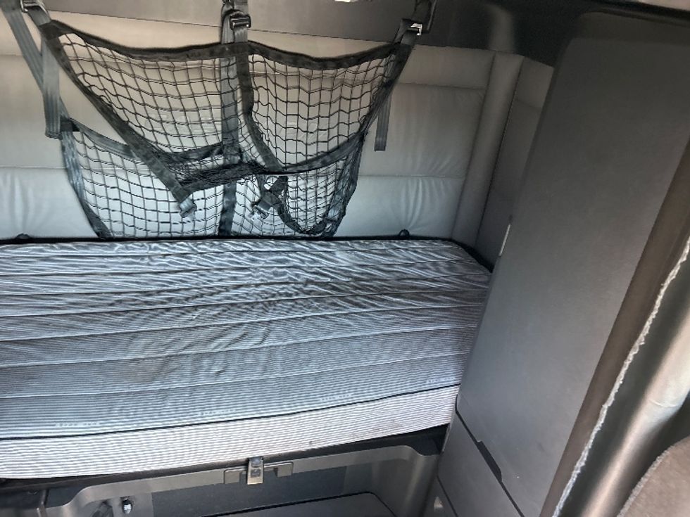 Sleeper Tractor-Heavy Duty Tractors-Freightliner-2022-T12664ST-Louisville-KY-494,249\n\t\tmiles-$ 68,250 - Image 16