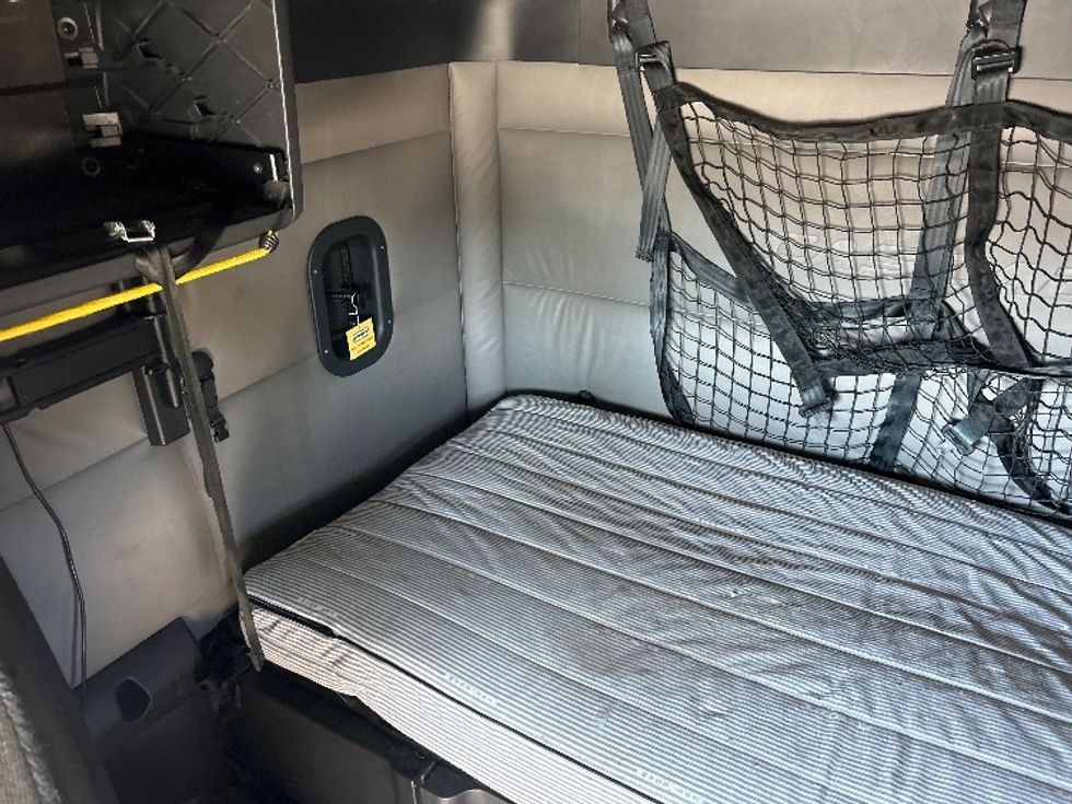 Sleeper Tractor-Heavy Duty Tractors-Freightliner-2022-T12664ST-Louisville-KY-494,249\n\t\tmiles-$ 68,250 - Image 17