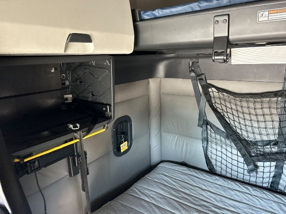 Sleeper Tractor-Heavy Duty Tractors-Freightliner-2022-T12664ST-Louisville-KY-494,249\n\t\tmiles-$ 68,250 - Image 18