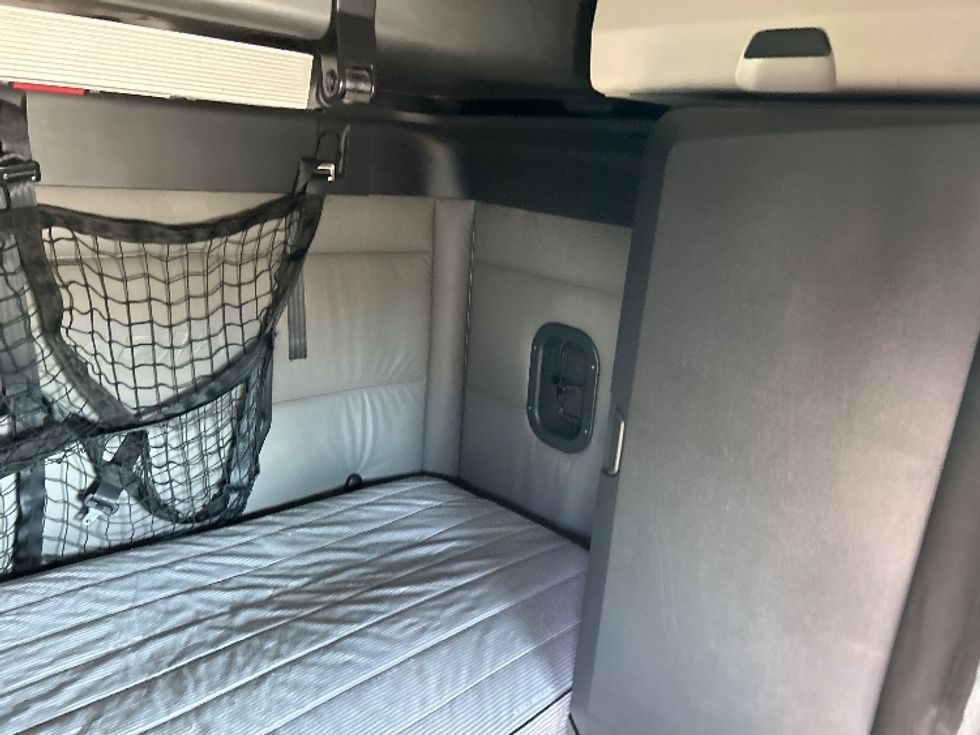 Sleeper Tractor-Heavy Duty Tractors-Freightliner-2022-T12664ST-Louisville-KY-494,249\n\t\tmiles-$ 68,250 - Image 19