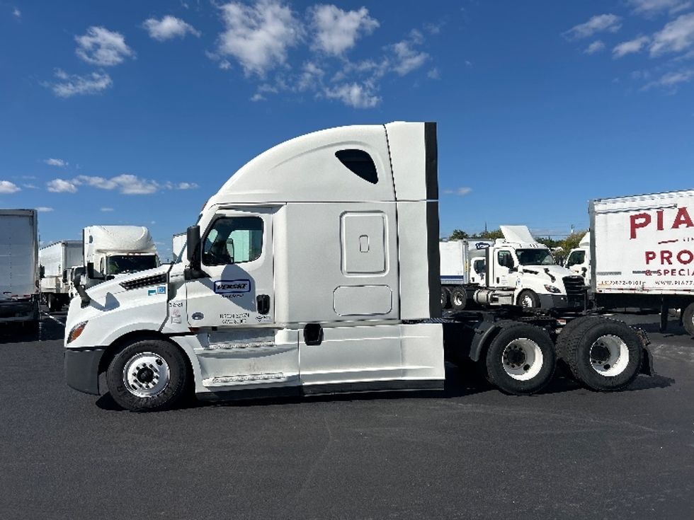 Sleeper Tractor-Heavy Duty Tractors-Freightliner-2022-T12664ST-Louisville-KY-494,249\n\t\tmiles-$ 68,250 - Image 4