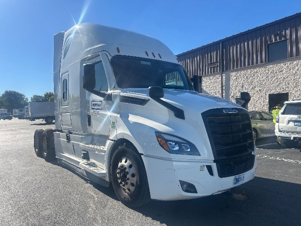 Sleeper Tractor-Heavy Duty Tractors-Freightliner-2022-T12664ST-Louisville-KY-545,251\n\t\tmiles-$ 73,250 - Image 1