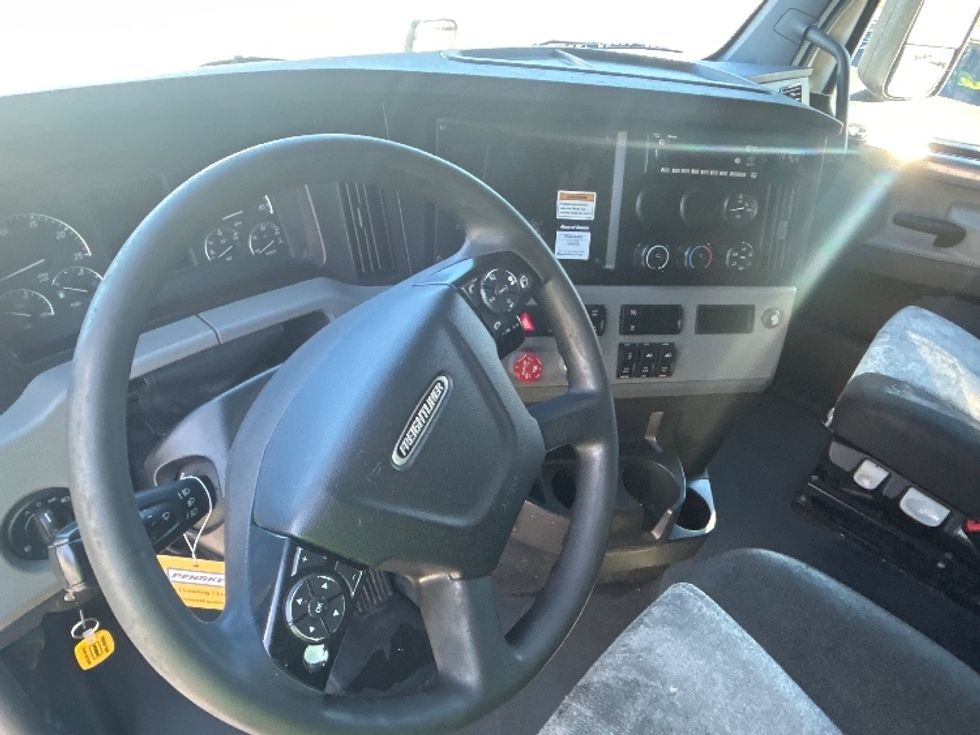 Sleeper Tractor-Heavy Duty Tractors-Freightliner-2022-T12664ST-Louisville-KY-545,251\n\t\tmiles-$ 73,250 - Image 10