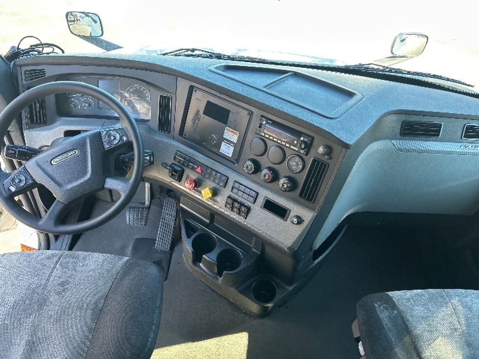 Sleeper Tractor-Heavy Duty Tractors-Freightliner-2022-T12664ST-Louisville-KY-545,251\n\t\tmiles-$ 73,250 - Image 12