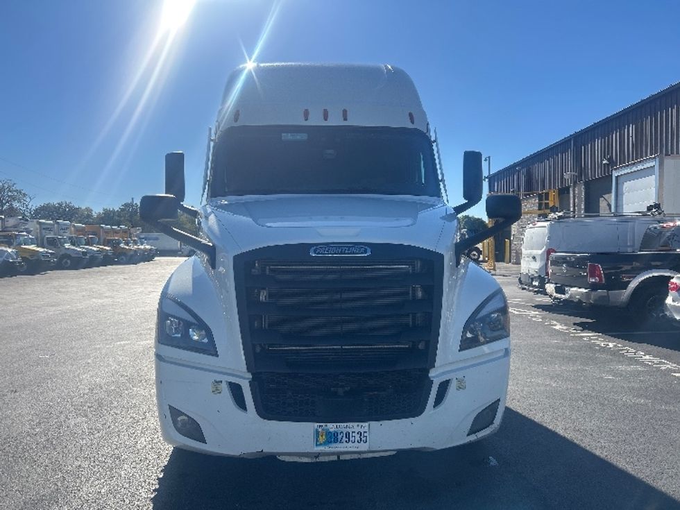 Sleeper Tractor-Heavy Duty Tractors-Freightliner-2022-T12664ST-Louisville-KY-545,251\n\t\tmiles-$ 73,250 - Image 2