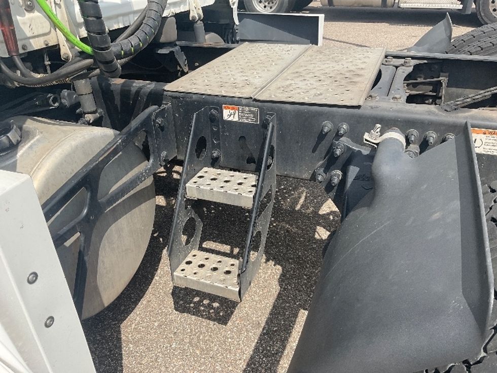 Sleeper Tractor-Heavy Duty Tractors-Freightliner-2022-T12664ST-Louisville-KY-545,251\n\t\tmiles-$ 73,250 - Image 22