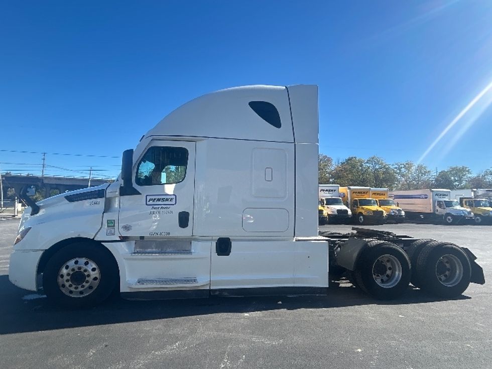 Sleeper Tractor-Heavy Duty Tractors-Freightliner-2022-T12664ST-Louisville-KY-545,251\n\t\tmiles-$ 73,250 - Image 4