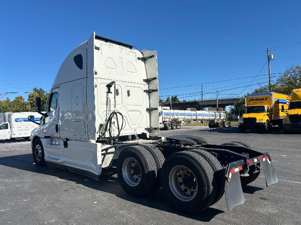 Sleeper Tractor-Heavy Duty Tractors-Freightliner-2022-T12664ST-Louisville-KY-545,251\n\t\tmiles-$ 73,250 - Image 5