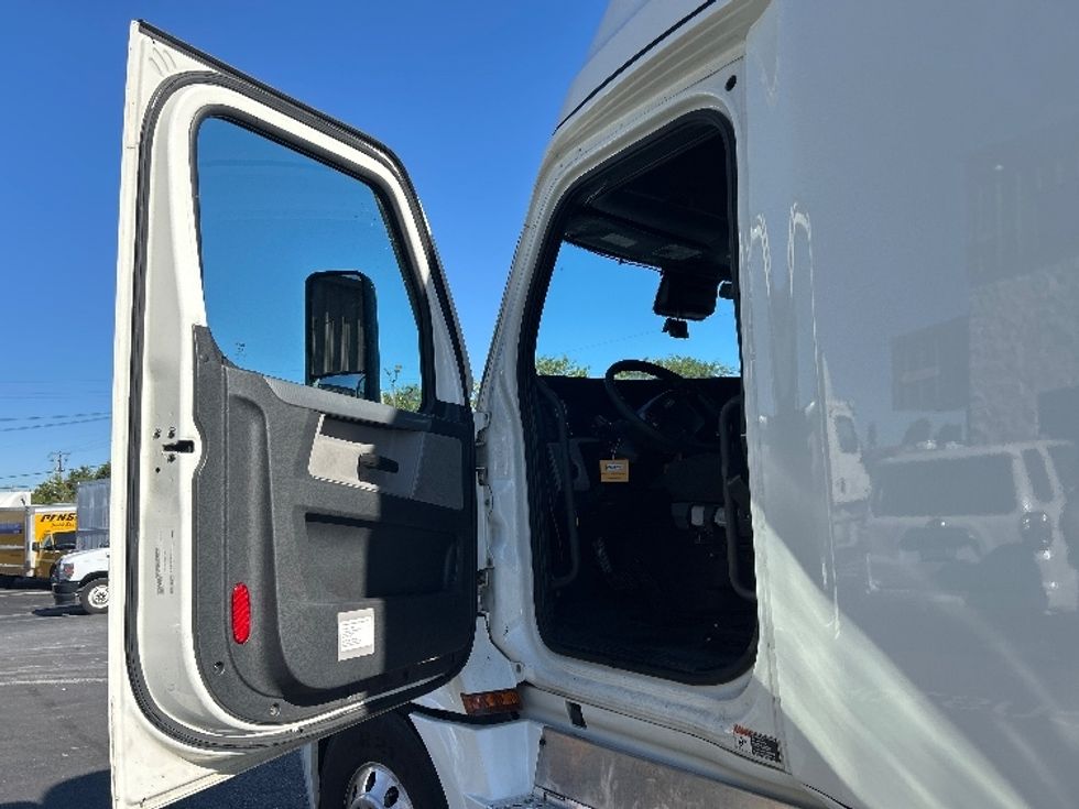 Sleeper Tractor-Heavy Duty Tractors-Freightliner-2022-T12664ST-Louisville-KY-545,251\n\t\tmiles-$ 73,250 - Image 9
