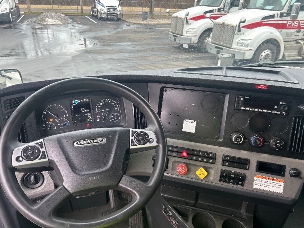 Sleeper Tractor-Heavy Duty Tractors-Freightliner-2022-T12664ST-Louisville-KY-576,662\n\t\tmiles-$ 57,500 - Image 11