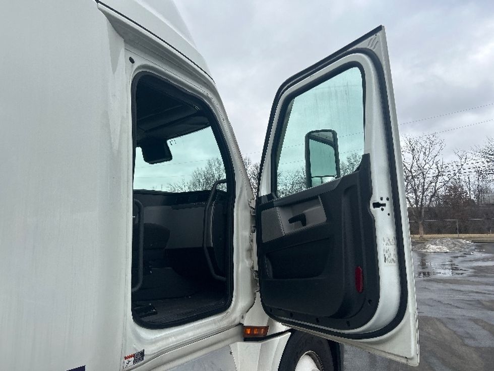 Sleeper Tractor-Heavy Duty Tractors-Freightliner-2022-T12664ST-Louisville-KY-576,662\n\t\tmiles-$ 57,500 - Image 13